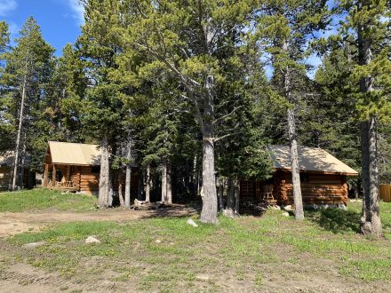 Wyoming High Country Lodge mountain recreational resort guest cabins