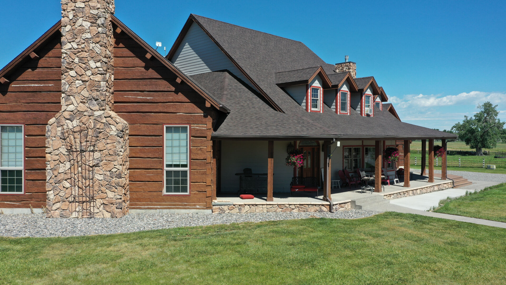 Cottonwood Equine and Equestrian Events Center lodge closeup