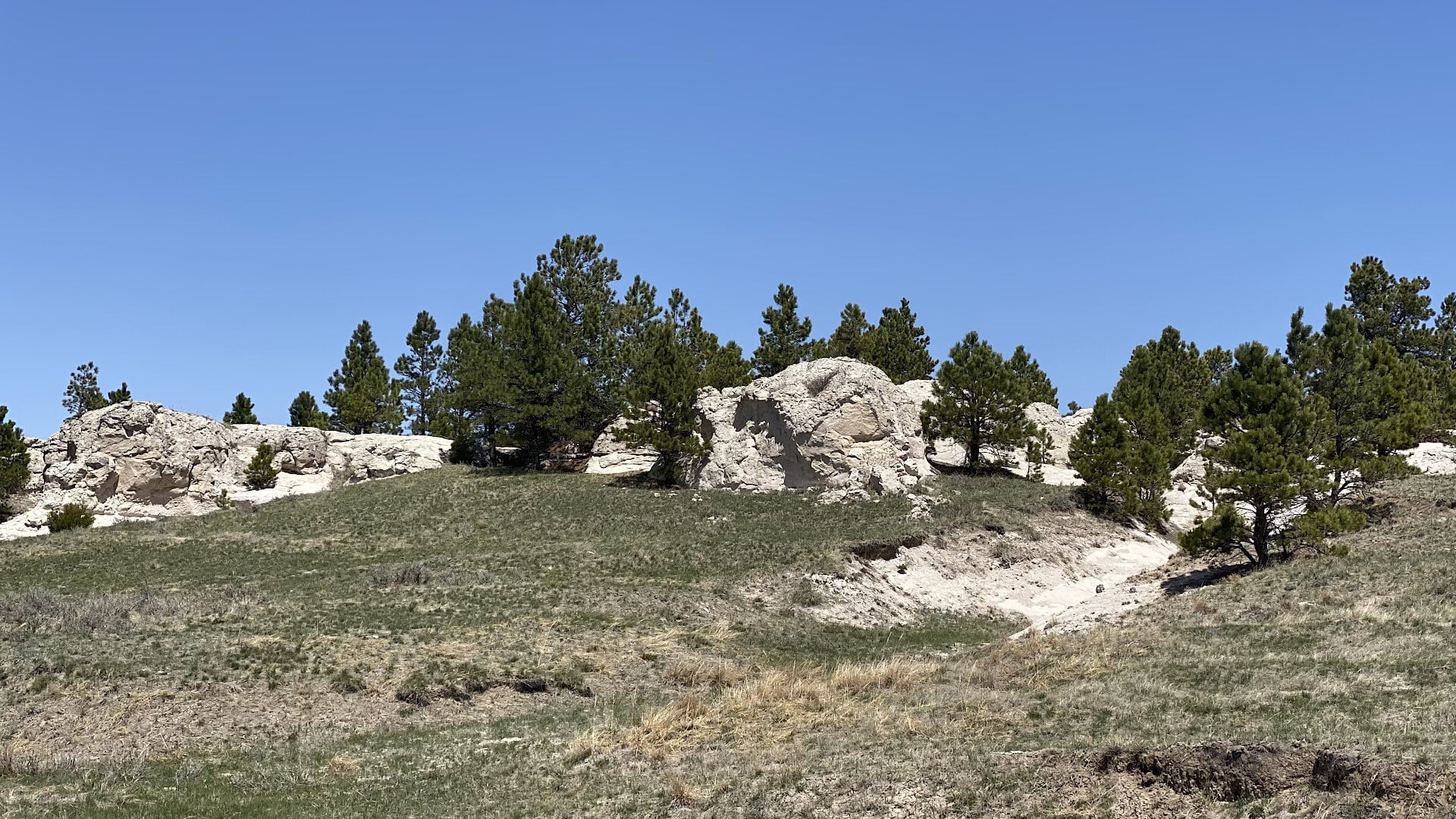 Hat Creek Breaks Retreat Meadows with rock outcroppings